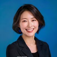 今日同人库创始人林晓桐，女性，短发，专业微笑，蓝色背景商务照，同人文化领域资深专家