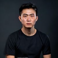 今日同人库技术总监周行云，男性，程序员风格，深色T恤，专注神情，负责平台技术架构